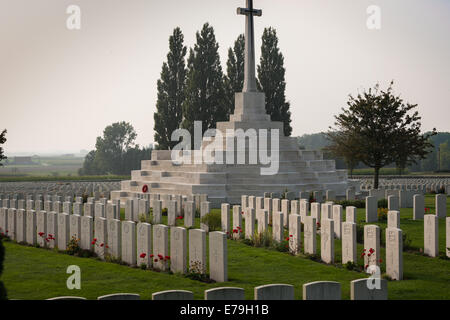 Croix du Sacrifice et pierres tombales, de la Première Guerre mondiale de Tyne Cot cemetery, Belgique Banque D'Images