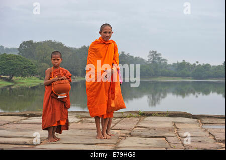Jeunes moines sur leur façon d'Angkor Wat, Siem Reap, Cambodge, en Asie du sud-est Banque D'Images