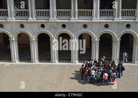 Groupe scolaire au cour du Palais des Doges, Venise, Italie, Europe Banque D'Images