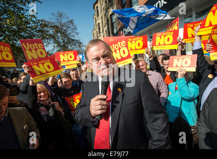 John Prescott et Alistair Darling rejoignent le Battle bus écossais « Oui » et « non ». Les électeurs protestent alors que John Prescott et Alistair Darling rejoignent le Battle bus écossais sur la rue principale de Rutherglen, à 10 septembre 2014, à Glasgow, en Écosse. Les trois leaders du parti britannique font tous campagne en Écosse aujourd'hui en montrant leur soutien à un vote « non » lors du référendum sur l'indépendance. Banque D'Images