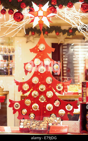 Fenêtre pâtisserie boutique avec arbre de Noël décoré avec des pâtisseries. Colmar. Route des vins. Haut-Rhin. L'Alsace. La France. Banque D'Images