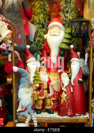 Père Noël décoratif des chiffres sur une fenêtre shop à Noël. Colmar. Haut-Rhin. L'Alsace. La France. Banque D'Images