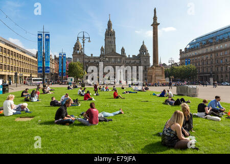 Glasgow, Ecosse, Royaume-Uni. 10 Septembre, 2014. Les températures de septembre exceptionnellement élevé et une longue période de beau temps a encouragé les travailleurs, les étudiants, les passants du tourisme pour profiter de l'hôtel récemment rénové, des espaces ouverts de George Square, Glasgow, Ecosse, Royaume-Uni. En dépit de la frénésie référendaire et d'être à l'ombre de Glasgow City Chambers, il n'y avait aucun signe d'un homme politique public, l'orateur ou étrangères sautoir ou de l'union, d'être vu. Credit : Findlay/Alamy Live News Banque D'Images