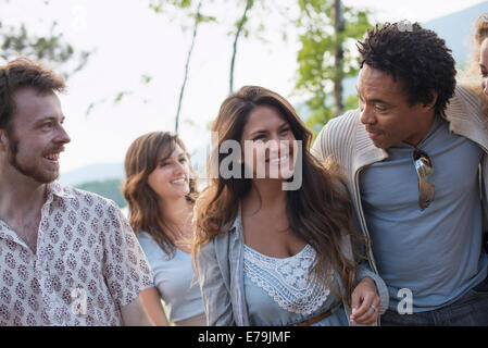 Un groupe de personnes bénéficiant d'une agréable promenade par un lac. Banque D'Images