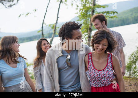 Un groupe de personnes bénéficiant d'une agréable promenade par un lac. Banque D'Images