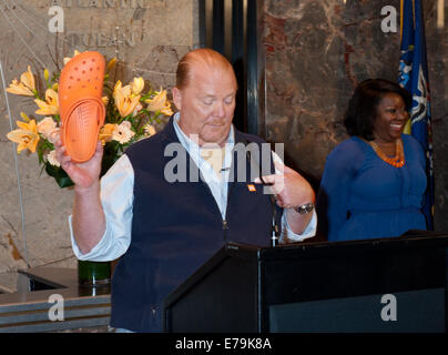 Manhattan, New York, USA. Sep 10, 2014. MARIO BATALI parle comme l'Empire State Building s'allume en orange pour la banque alimentaire de la ville de New York et de sensibilisation à la faim, le mercredi, 10 Septembre, 2014. Credit : Bryan Smith/ZUMA/Alamy Fil Live News Banque D'Images