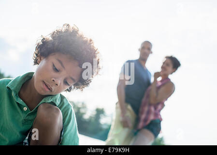 Une famille, les parents et le fils d'un lac en été. Banque D'Images
