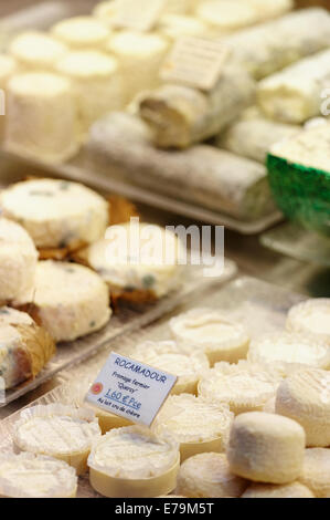 Le fromage français "Rocamadour" au marché couvert. Colmar. Haut-Rhin. L'Alsace. La France. Banque D'Images