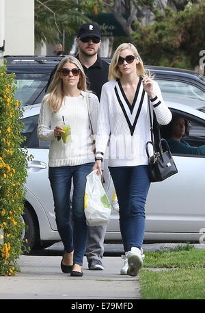 Jaime King laissant restaurant limonade avec de la nourriture à emporter avec : Jaime King Où : West Hollywood, California, United States Quand : 07 Mars 2014 Banque D'Images