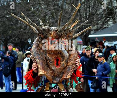 Les gens masqués prennent part à une danse rituelle pendant les trois jours du Festival International des Jeux de mascarade 'Kukerlandia' dans la ville de Yambol. Autour de 2000 participants de 10 pays participeront aux Jeux. Doté d''atmosphère : où : Yambol, Bu Banque D'Images