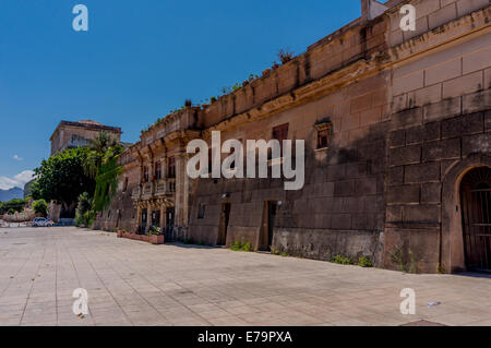 Les bâtiments anciens ternie par le front de mer à Palerme, Sicile, construit dans une structure de type mural Banque D'Images