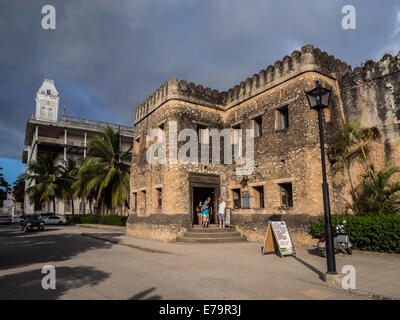 Le Vieux Fort (Ngome Kongwe) aussi connu comme le Fort arabe et la Maison des Merveilles à Stone Town sur l'île de Zanzibar. Banque D'Images