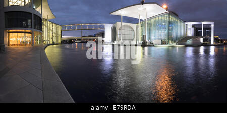 Les bâtiments du gouvernement au Bundestag de Regierungsviertel (quartier du gouvernement) au crépuscule, à côté de la rivière Spree, dans le centre de Berlin Banque D'Images