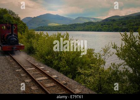 Llanberis Lake Railway - train sur les voies de chemin de fer au bord de lac Banque D'Images