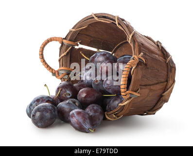 Les prunes dans un panier isolated on white Banque D'Images