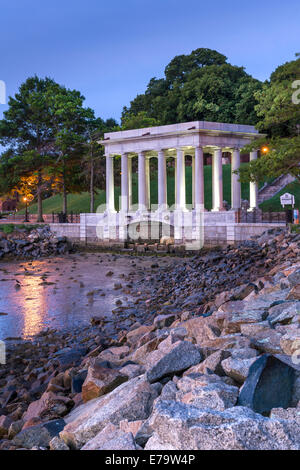 Le monument contenant le Plymouth Rock, la pierre sur laquelle le Mayflower Pilgims débarqua en 1620. Massachusetts - USA. Banque D'Images
