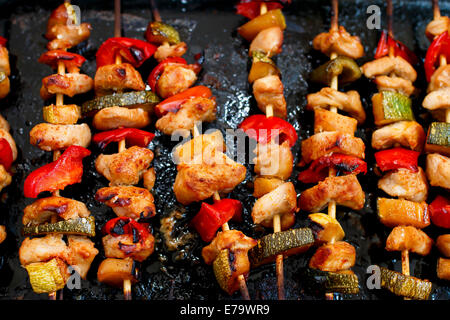 Vebetables, brochettes de poulet au four noire sur le grill Banque D'Images