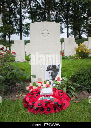 Tombe de la Croix de Victoria, le Flight lieutenant D.S.A Seigneur la bataille d'Arnhem Oosterbeek cimetière de guerre. Banque D'Images