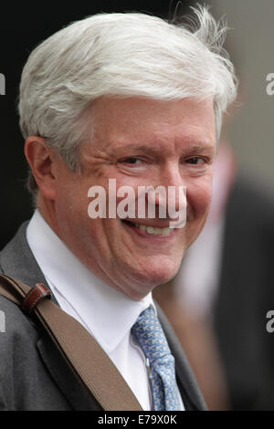 Londres, Royaume-Uni, 10 Septembre 2014 : Tony Hall, directeur général de la BBC vu quitter le bâtiment de la BBC à Londres Banque D'Images