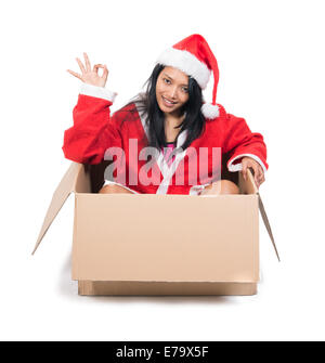 Femme en robe Père Noël assis à l'intérieur de boîte de papier Banque D'Images