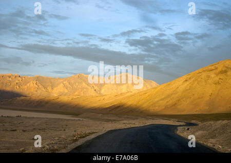 Tôt le matin sur la route de Manali à Leh, au sud de l'Tanglang ou Taglang La (col), l'Inde du nord Banque D'Images