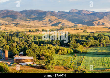 Les terres agricoles irriguées en lumière lever de Foothills, le Belvue, près de Fort Collins dans le nord du Colorado Banque D'Images