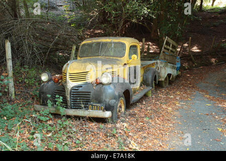 Vieux camion abandonné avec remorque à côte du chemin de campagne, dans le Nord de la Californie Banque D'Images