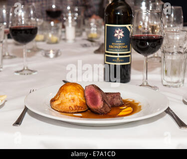 Brighton, East Sussex, UK. 10 Septembre, 2014. La longe de chevreuil accompagné de Morellino di Scansano, Bronzone Marchese Mazzei. Chef Rob Carr crée un goût de jeu dîner à l'Hôtel du Vin, Brighton pour BHFDF en utilisant des viandes de gibier de South Downs et de jeu, Sussex par Fromages La Cave a Fromage. Accompagnés de Vins & Spiritueux de producteurs Sussex Ridgeview et Bolney Estates, Blackdown Spiritueux et Enotria. Credit : Julia Claxton/Alamy Live News Banque D'Images