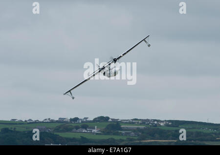 Consolidated Catalina Flying Boat affichage aux ondes radio Air Show Portrush 2014 avec de l'eau d'atterrissage Banque D'Images