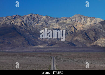 La State Route 190 à travers la vallée de la mort près de Stovepipe Wells, vers Panamint Range, Death Valley National Park, Mojave Desert, CA Banque D'Images