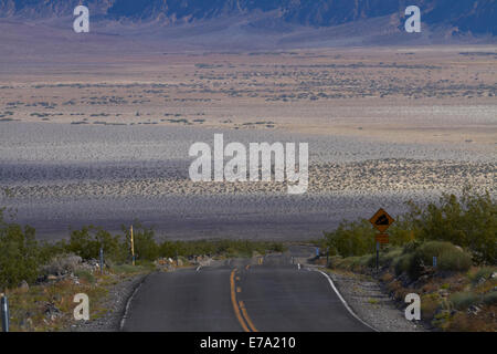 La State Route 190 montée au pied de la vallée de la mort plus de Panamint Range, Death Valley National Park, désert de Mojave, Californie, USA Banque D'Images