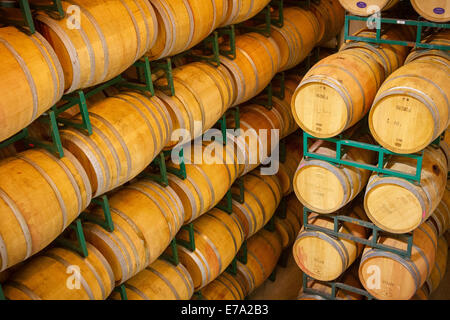 Des piles de fûts de bois holding élevage du vin dans un vignoble cave au Clos LaChance Winery à San Martin, Californie Banque D'Images