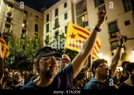 Barcelone, Espagne. 10 Septembre, 2014. Montée nationaliste catalan leurs bras lors de l'indépendance des slogans pro sur le Catalan de la veille du Jour National Credit : Matthias Rickenbach/ZUMA/ZUMAPRESS.com/Alamy fil Live News Banque D'Images