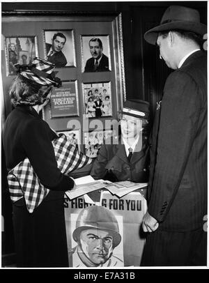 Showgirl Mary Alice Bingham la vente des obligations de guerre et de timbres dans le lobby du Winter Garden Theatre avant sa performance, Broadway, New York City, USA, 1943 Banque D'Images