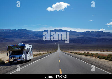 RV et salines par la State Route 190 à Panamint Valley et plus de Panamint Range, Death Valley National Park, désert de Mojave, Banque D'Images