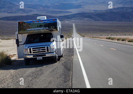 RV et salines par la State Route 190 à Panamint Valley et plus de Panamint Range, Death Valley National Park, désert de Mojave, Banque D'Images