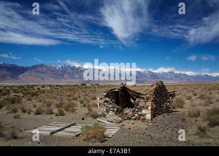 Cabane en pierre à l'abandon à la ville abandonnée de Swansea, près de Keeler par Owens Lake, Owens Valley, et la Sierra Nevada, Californie, USA Banque D'Images