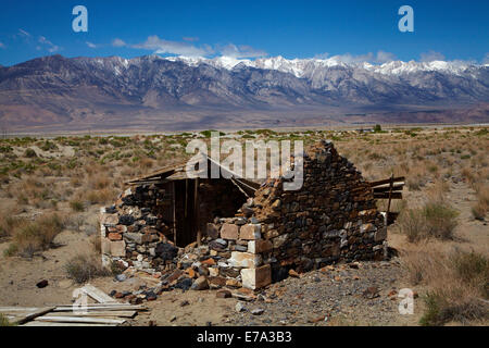 Cabane en pierre à l'abandon à la ville abandonnée de Swansea, près de Keeler par Owens Lake, Owens Valley, et la Sierra Nevada, Californie, USA Banque D'Images