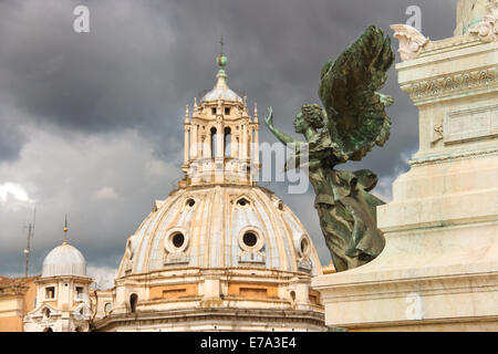 Statue d'une femme ailée dans le monument à Victor Emmanuel II. La Piazza Venezia, Rome Banque D'Images