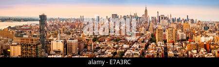 New York skyline panorama au coucher du soleil. Banque D'Images