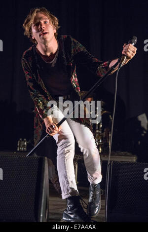 Milwaukee, Wisconsin, États-Unis. 9 Septembre, 2014. Singer Matthew Shultz du groupe Cage The Elephant effectue live au Bradley Center de Milwaukee, Wisconsin Crédit : Daniel DeSlover/ZUMA/Alamy Fil Live News Banque D'Images