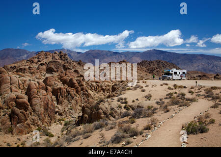 RV dans les rochers à Alabama Hills, au pied de la Sierra Nevada, près de Lone Pine, comté d'Inyo, California, USA Banque D'Images