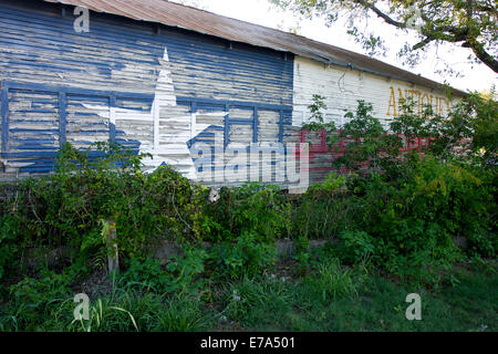 Antiquaire abandonné avec drapeau Texas Texas Pipe Creek, peinture Banque D'Images