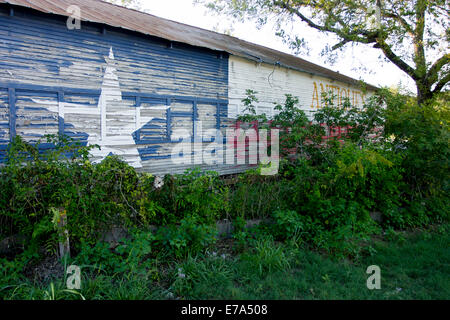 Antiquaire abandonné avec drapeau Texas Texas Pipe Creek, peinture Banque D'Images