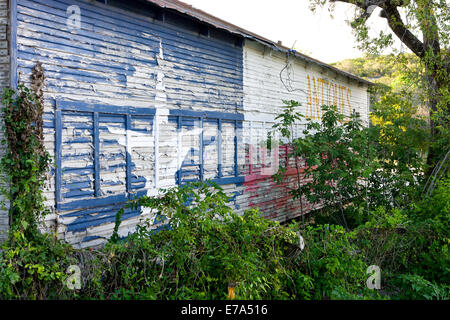 Antiquaire abandonné avec drapeau Texas Texas Pipe Creek, peinture Banque D'Images