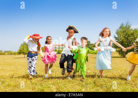 Les enfants en portant des costumes à l'extérieur dans le champ Banque D'Images