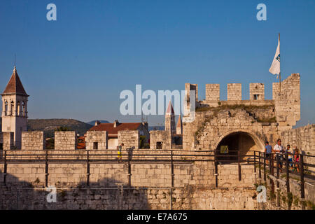 Regardez à pied, tour et remparts du château forteresse Kamerlengo et à Trogir, Croatie, à la frontière de la côte dalmate. Banque D'Images