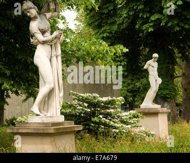 Statues de marbre classique dans le vert d'un parc public à Stuttgart, Allemagne Banque D'Images