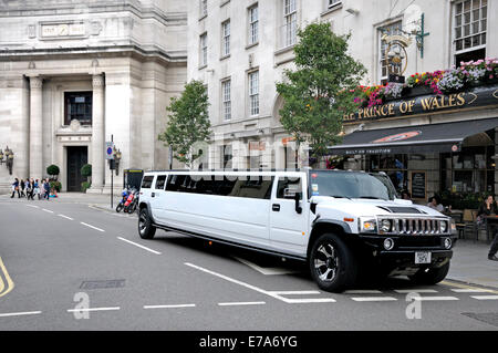 Londres, Angleterre, Royaume-Uni. Hummer H2 limousine garée dans Great Queen Street, par le Hall des francs-maçons (derrière, à gauche) Banque D'Images