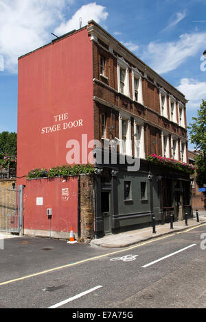 La porte du pub Grey Street, Lambeth, London, England, UK. Banque D'Images